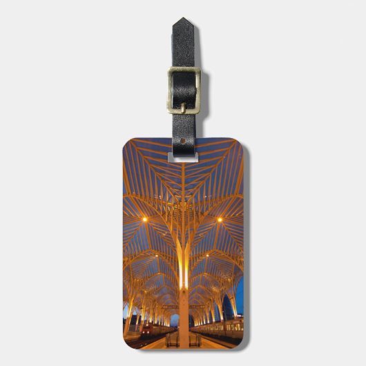 Portugal, Lissabon. Uitzicht van het moderne stati Bagagelabel (Voorkant verticaal)