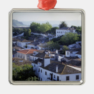 Portugal, Obidos. Verhoogd uitzicht van witgewasse Metalen Ornament