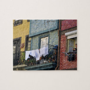 Portugal, Oporto (Porto). Vrouw hangt wasgoed Legpuzzel