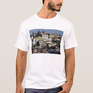 Portugal, Porto (Porto). Historische huizen en T-shirt