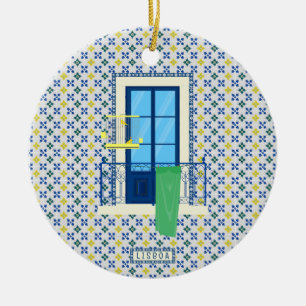 Portugese tegels en raam balkon met vogel keramisch ornament