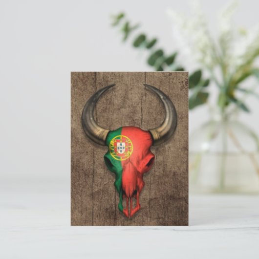 Portugese vlaggelknol schedel over het houtaffect briefkaart (Staand voorkant)