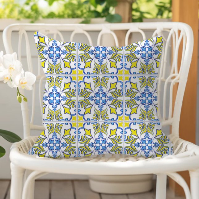 Portuguese Tile Pattern Yellow White Blue Buitenkussen (Creator heeft geüpload)