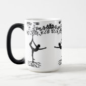 Pose élégante de yoga sur la tasse (Gauche)