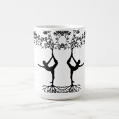 Pose élégante de yoga sur la tasse (Centre)