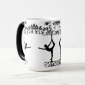 Pose élégante de yoga sur la tasse (Devant gauche)