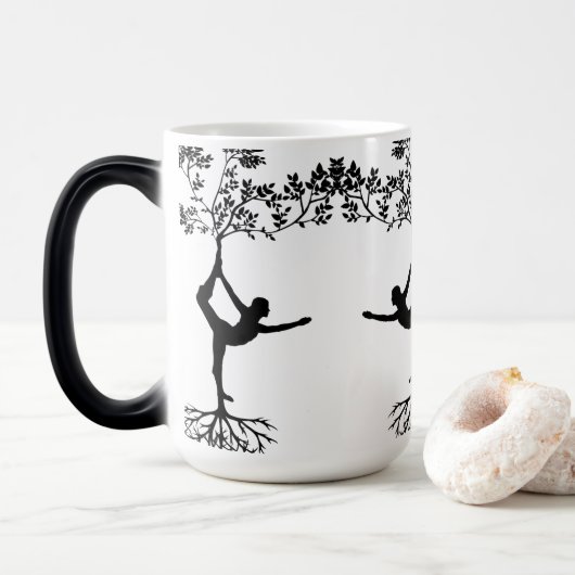 Pose élégante de yoga sur la tasse (Avec donut)