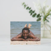 Pose sur la carte postale de la plage (Debout devant)