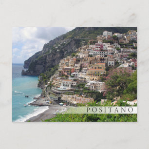 Positano in het briefkaart van de bar langs de kus