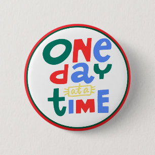 Positieve Bevestiging 'Eén Dag per Tijd' Ronde Button 5,7 Cm