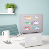 Positieve Levendige Schattigee Retro Typografie Cu Sticker (Laptop op bureau)