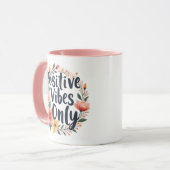 Positieve vibes alleen bloemenkrans ontwerp mok (Voorkant links)