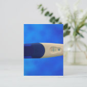 Positieve zwangerschapstest briefkaart (Staand voorkant)