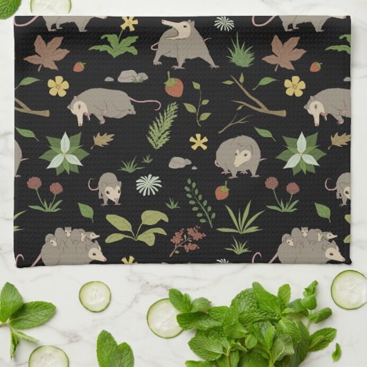 Possum in a Berry Field in Black Theedoek (Gevouwen)