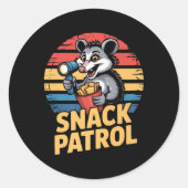 Possum Snacks Patrol met zaklamp en chips Hum Ronde Sticker (Voorkant)