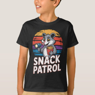 Possum Snacks Patrol met zaklamp en chips Hum T-shirt