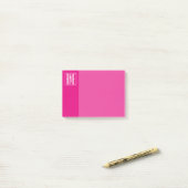 Post-it® 3 Initiales Monogramme | Blanc sur rose chaud (Sur un bureau)