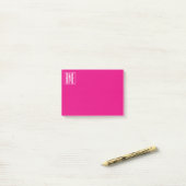 Post-it® 3 Initiales Monogramme | Blanc sur rose chaud (Sur un bureau)