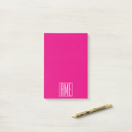 Post-it® 3 Initiales Monogramme | Blanc sur rose chaud (Sur un bureau)