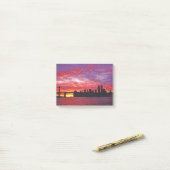 Post-it® A Brilliant Sunset, Silhouette Of Lower Manhattan. (Sur un bureau)
