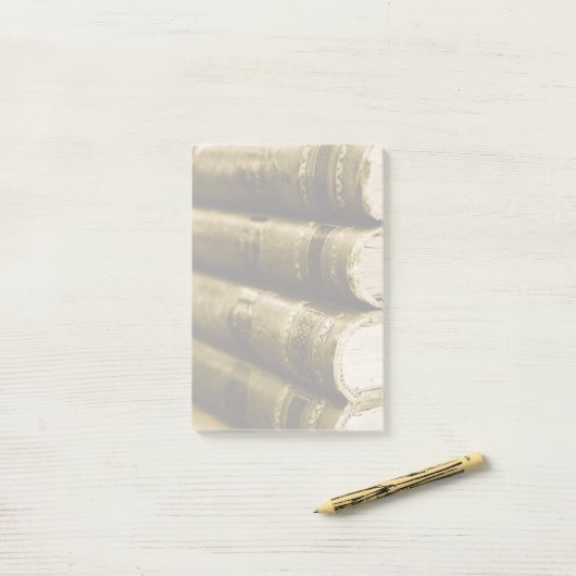 Post-it® A Stack of Old Books (Sur un bureau)