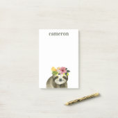 Post-it® Ajoutez votre nom | Halo tropical | Sweet Sloth (Sur un bureau)