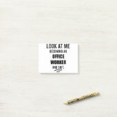 Post-it® Amusant bureau de poste Travailleur T-shirt Bureau (Sur un bureau)