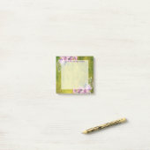 Post-it® Aquarelle Lavande florale sur vert olive (Sur un bureau)