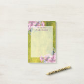 Post-it® Aquarelle Lavande florale sur vert olive (Sur un bureau)