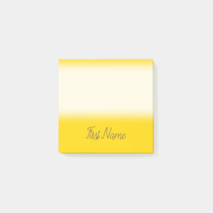 Post-it® Arrière - plan jaune minimal avec le nom bleu de