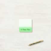 Post-it® Arrière - plan vert clair simple avec le nom (Sur un bureau)