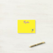 Post-it® Atomes sur l'arrière - plan jaune (Sur un bureau)
