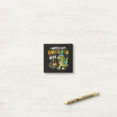 Post-it® Attention maternelle j'arrive Dino (Sur un bureau)