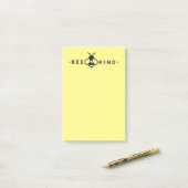 Post-it® Bee Kind Jaune et Noir Bumblebee (Sur un bureau)