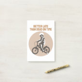 Post-it® Better Late Than Dead on Time - Biker Design (Sur un bureau)