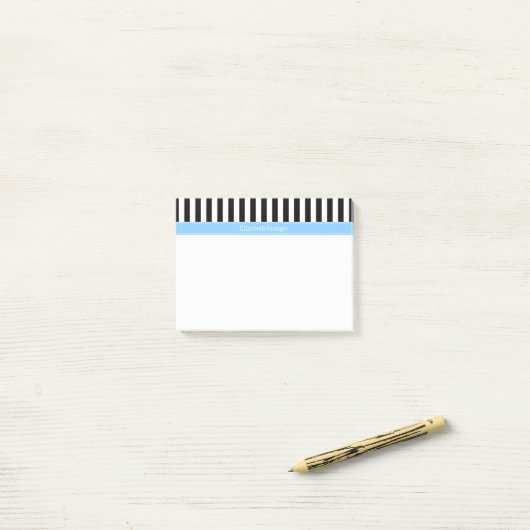 Post-it® Black White Stripe Sky Blue Nom Monogramme (Sur un bureau)