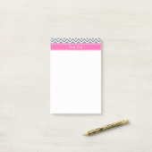Post-it® Blanc Charbon LG2 Chevron Rose Chaud Nom Monogramm (Sur un bureau)