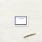 Post-it® Blanc moderne avec trois bordures bleu marine (Sur un bureau)