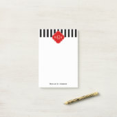 Post-it® Blancs Noir Rouge Quatrefoil 3 Monogramme (Sur un bureau)