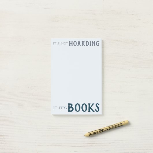 Post-it® Bleu Bookish "It's Not Hoarding" (Sur un bureau)