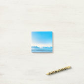 Post-it® Bleu Calm Beach Scène (Sur un bureau)