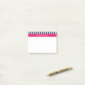 Post-it® Bleu Marine Blanc Rayure Framboise Nom Monogramme (Sur un bureau)