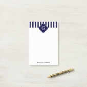 Post-it® Bleu Marine Rayures Blanches, Monogramme Label Nav (Sur un bureau)