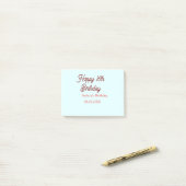 Post-it® Bleu pastel rouge joyeux 16e anniversaire nom date (Sur un bureau)