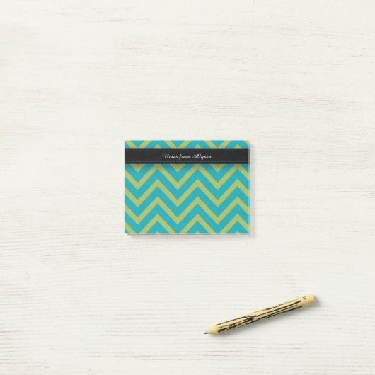 Post-it® Bleu / Turquoise et vert Chevron (Sur un bureau)