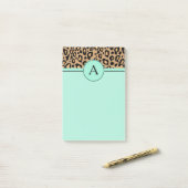 Post-it® Bloc-notes de bureau à monogramme léopard turquois (Sur un bureau)