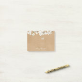 Post-it® Blossom Blanc Fleur Rustique Kraft Monogramme Nom (Sur un bureau)