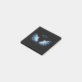 Post-it® Blue Glowing Angel Wings on black background (Incliné)