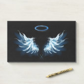 Post-it® Blue Glowing Angel Wings on black background (Sur un bureau)