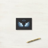 Post-it® Blue Glowing Angel Wings on black background (Sur un bureau)